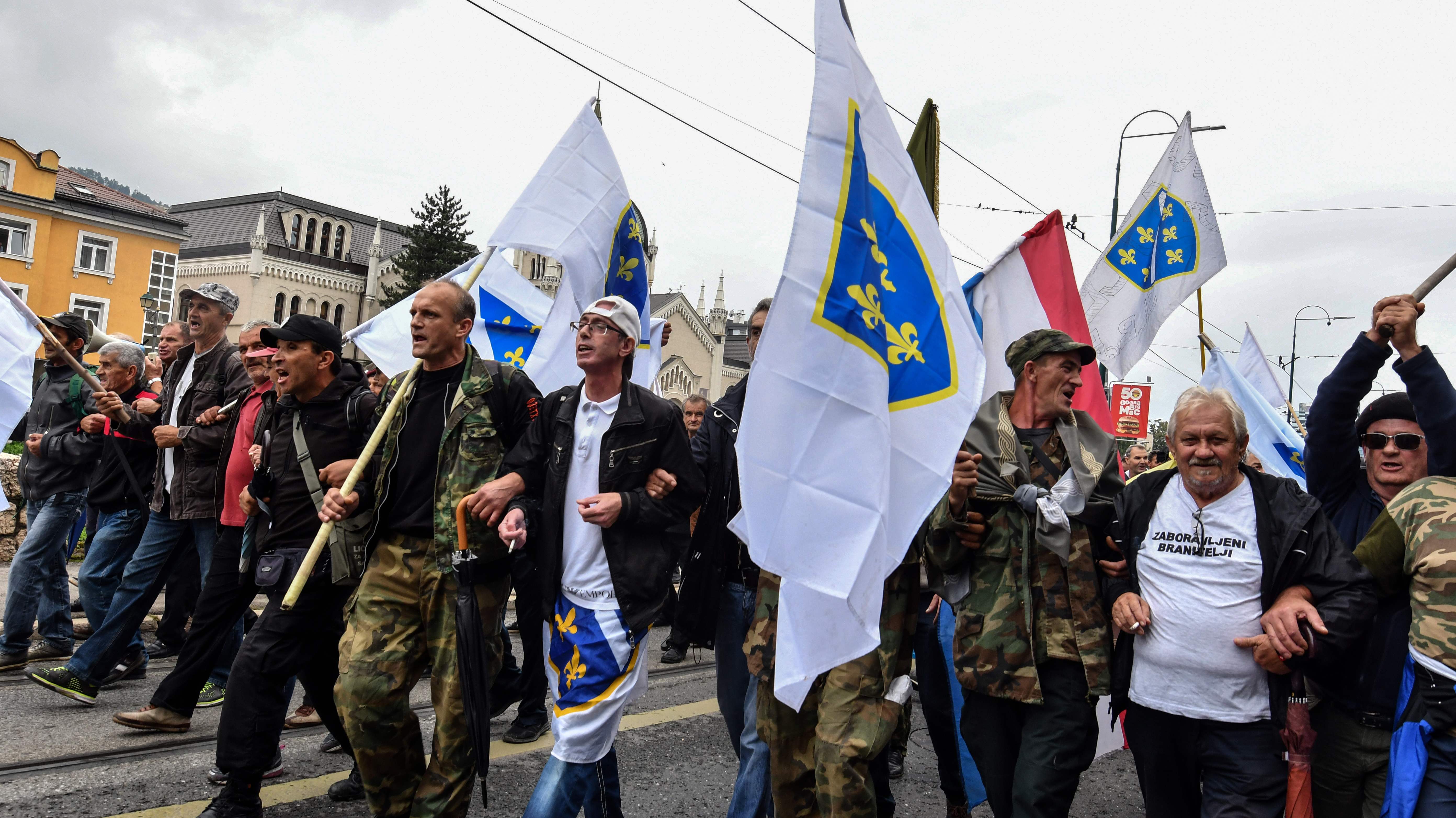 صور.. شرطة البوسنة تشتبك مع مئات من المحاربين القدماء بالعاصمة سراييفو  1260529-البوسنة-(5)