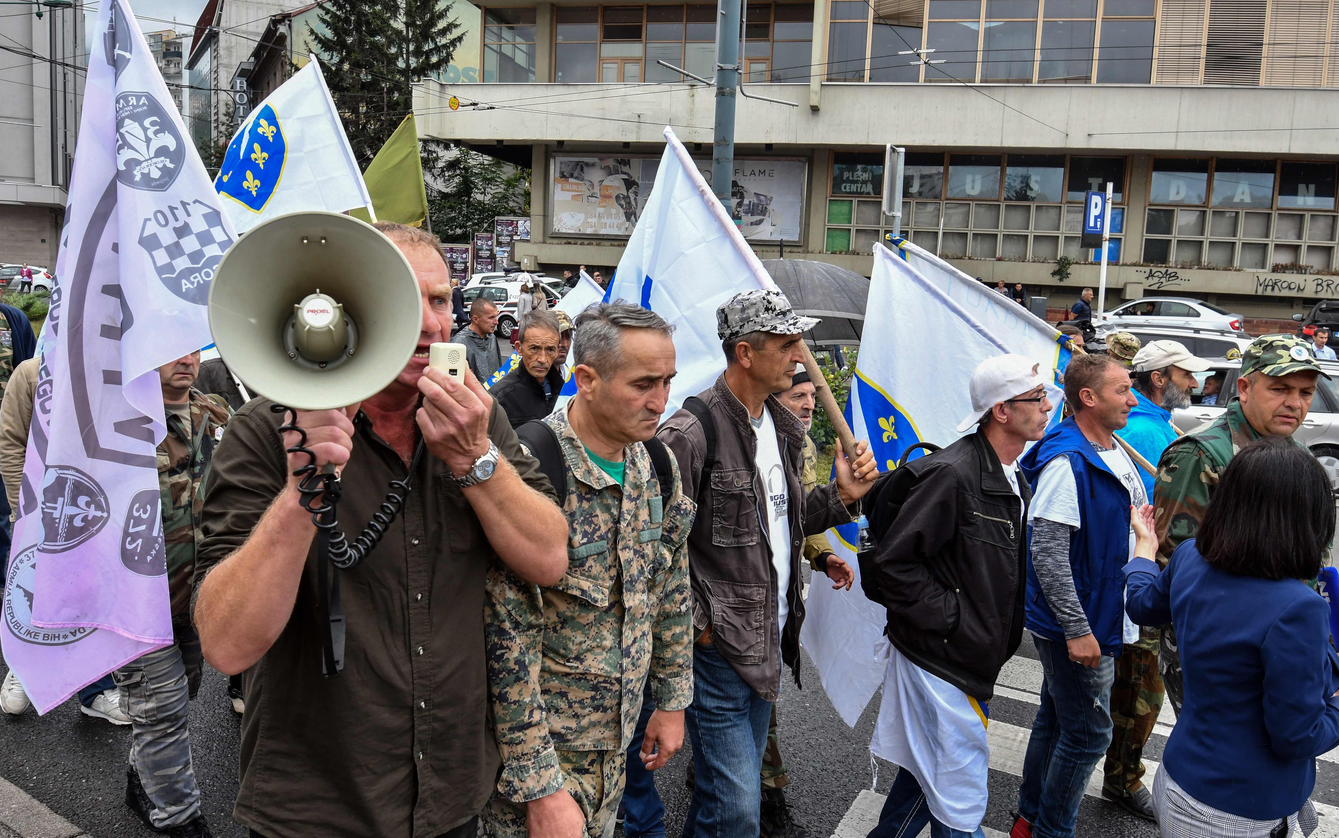 صور.. شرطة البوسنة تشتبك مع مئات من المحاربين القدماء بالعاصمة سراييفو  1385037-البوسنة-(3)