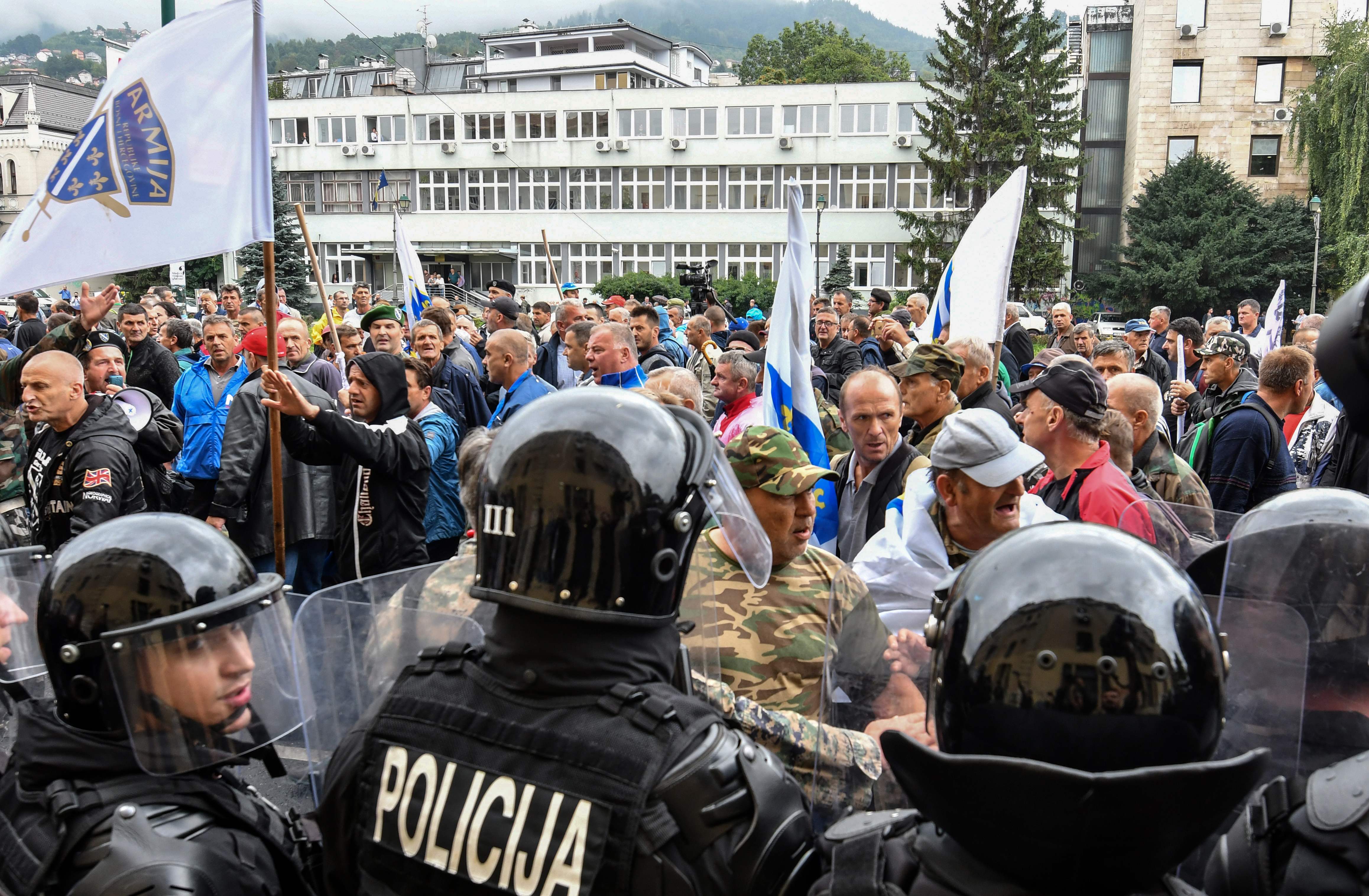 صور.. شرطة البوسنة تشتبك مع مئات من المحاربين القدماء بالعاصمة سراييفو  1394638-البوسنة-(6)