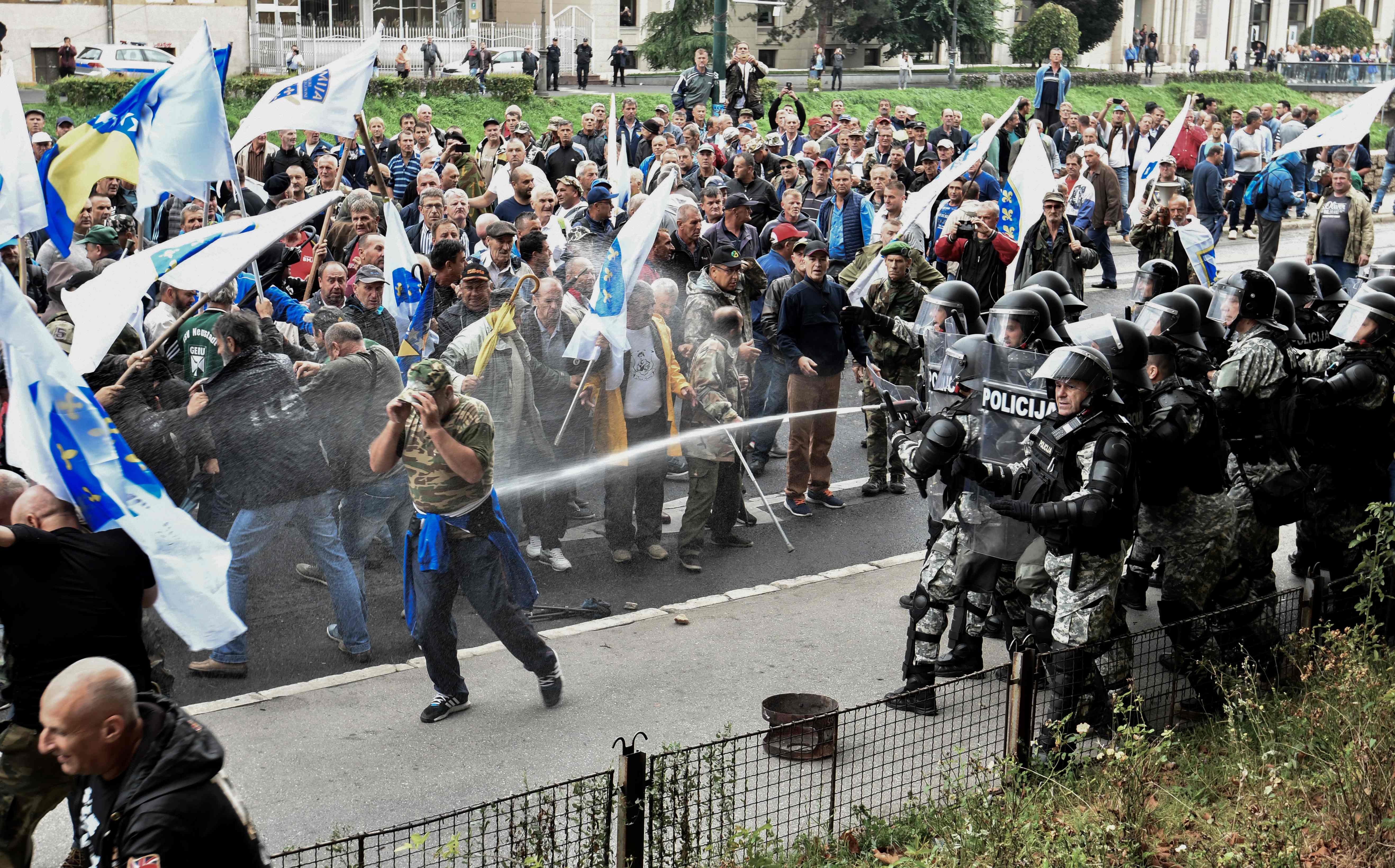 صور.. شرطة البوسنة تشتبك مع مئات من المحاربين القدماء بالعاصمة سراييفو  1435392-البوسنة-(1)