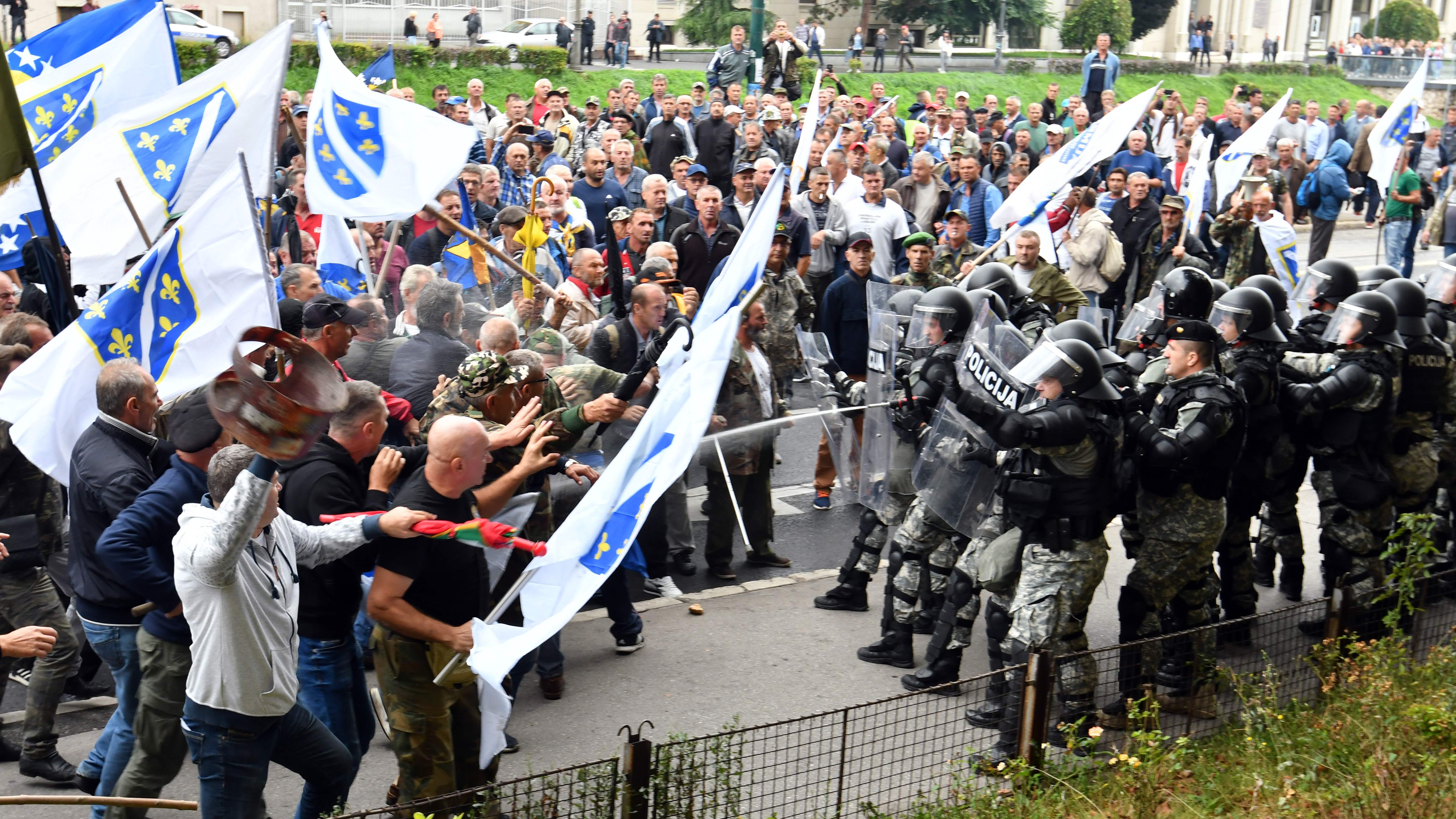 صور.. شرطة البوسنة تشتبك مع مئات من المحاربين القدماء بالعاصمة سراييفو  1464456-البوسنة-(2)