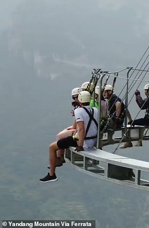 الصين تفتتح ممشى جبلى على ارتفاع 259 مترا لمحبى المغامرة والمخاطرة بالصور 23599-الممشى-على-ارتفاع-850-قدم