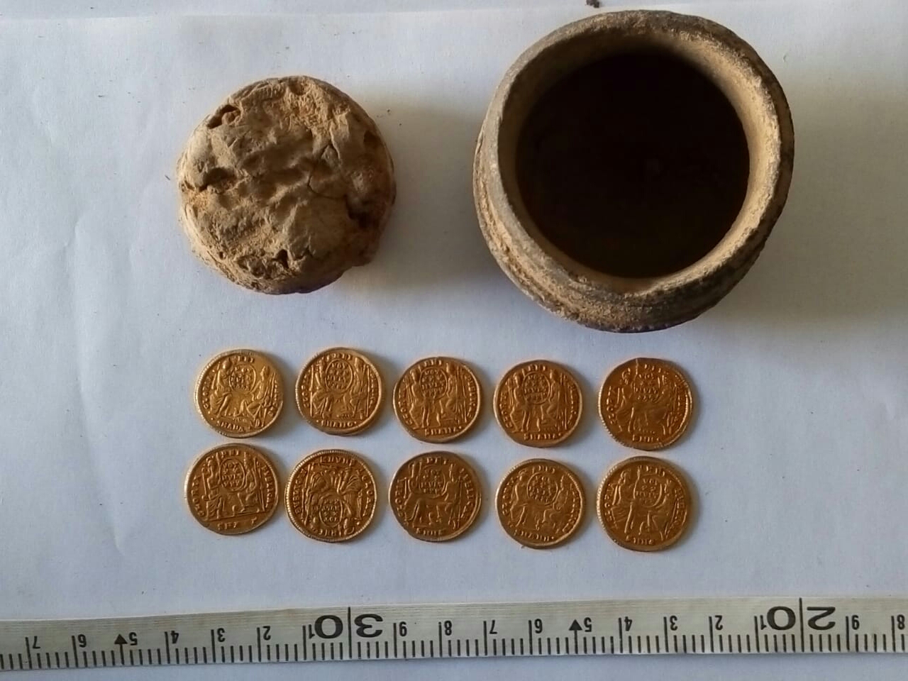 الكشف عن عملات ذهبية من العصر البيزنطى بمنطقة عين السبيل بالداخلة.. صور  475813-عملات-(2)