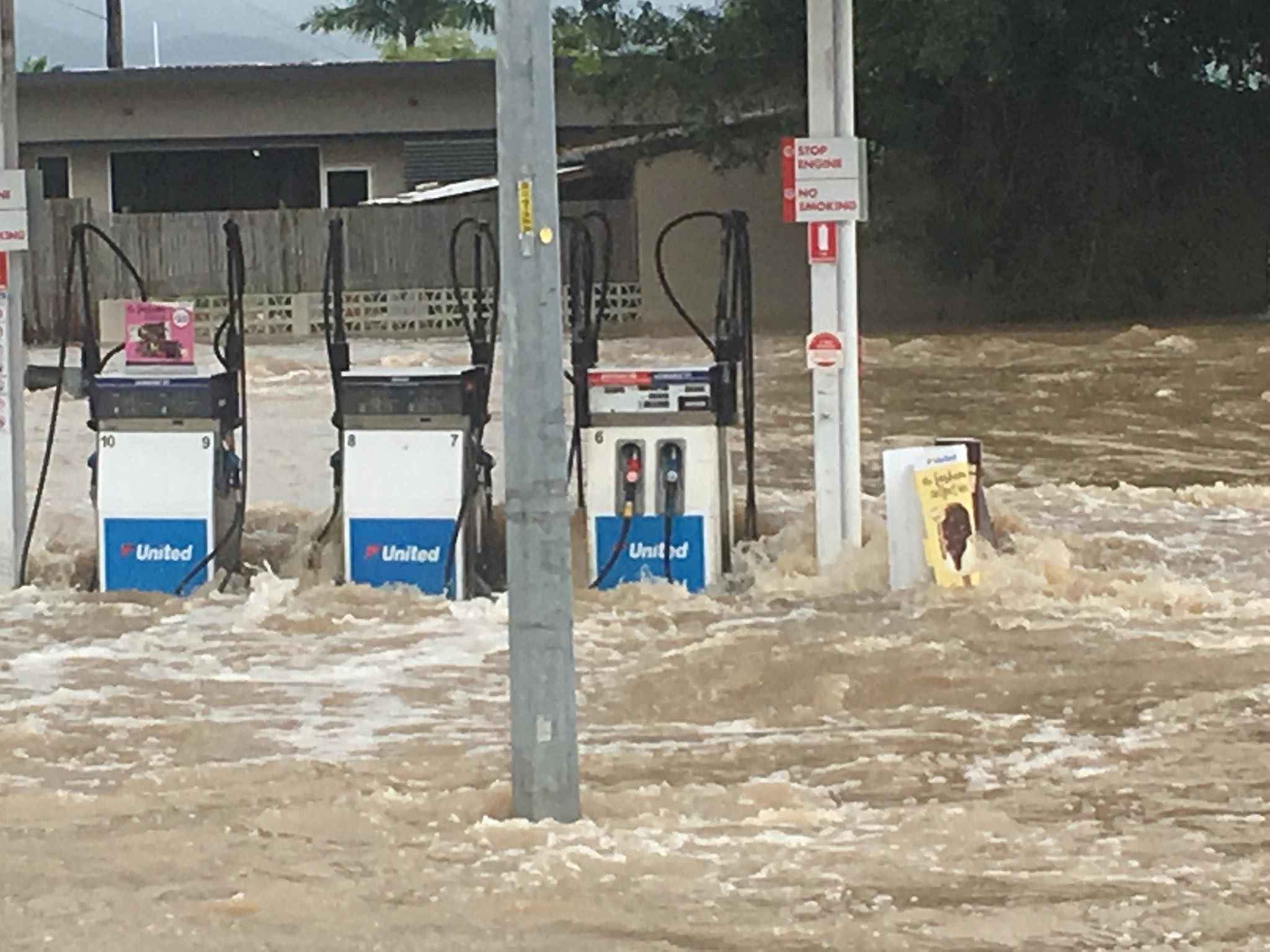 صور فيضانات مدمرة تجتاح أستراليا  596655-المياه-تغرق-محطات-الوقود