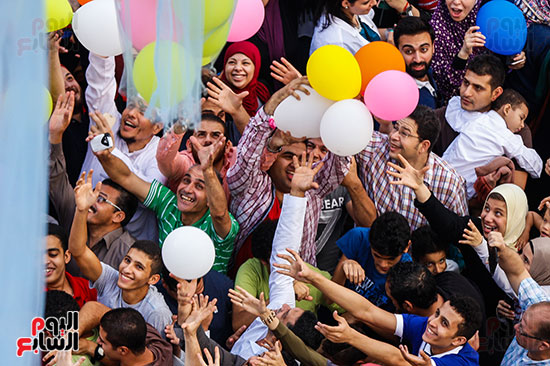 العيد فى مصر "شكل تانى".. 50 صورة تلخص احتفالات المصريين بعيد الفطر..  ملايين المصلين يملؤون الساحات ويصلون فى أحضان الكنائس.. البلالين فى أيدى  الكبار والصغار.. والطرابيش تزين الرؤوس و"السيلفى" بطل الم- انفراد
